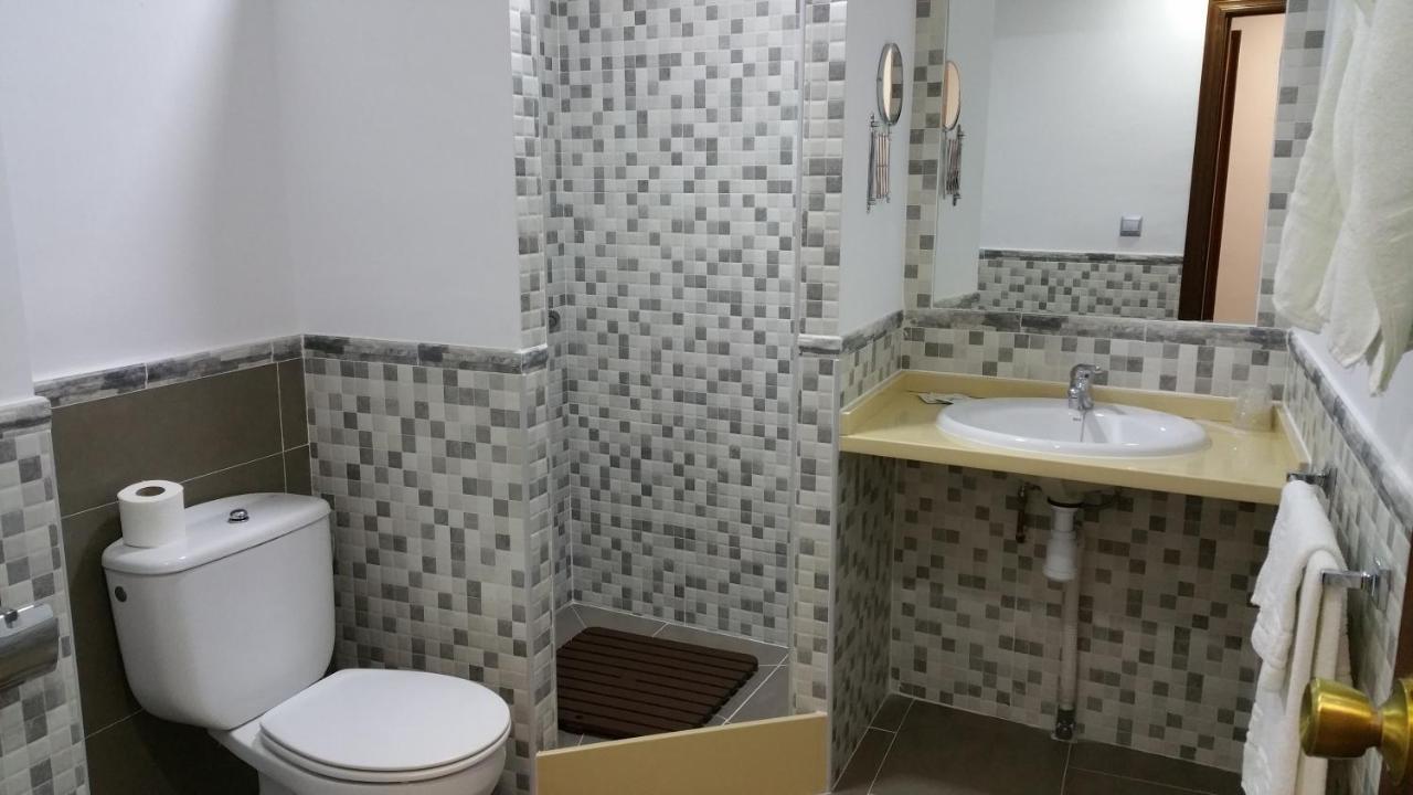 Hostal El Lirio Bollullos Par del Condado Exterior foto