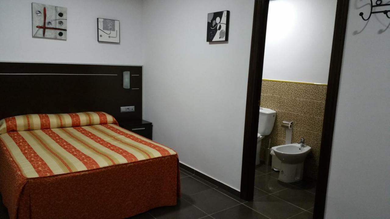 Hostal El Lirio Bollullos Par del Condado Exterior foto