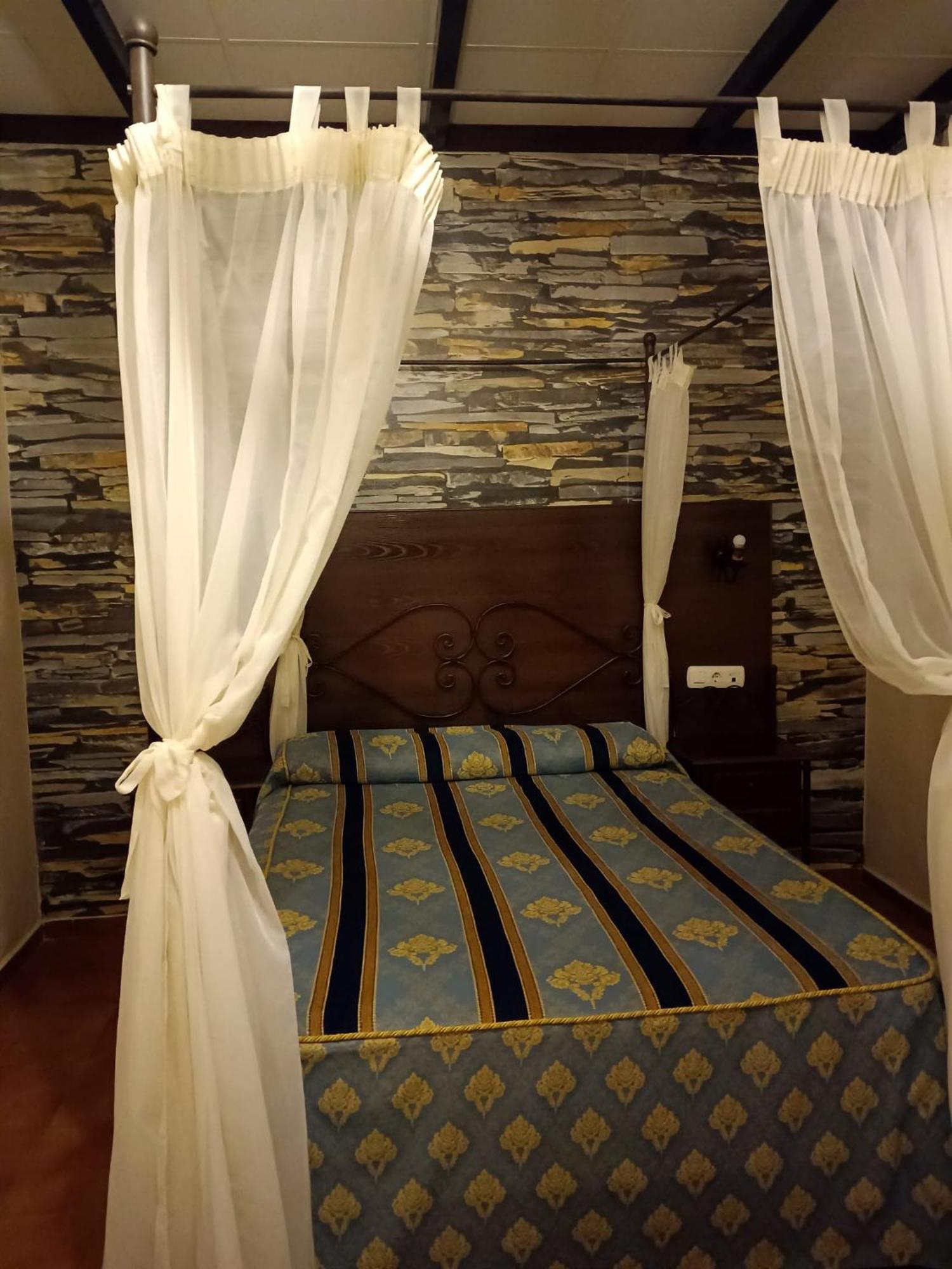 Hostal El Lirio Bollullos Par del Condado Exterior foto
