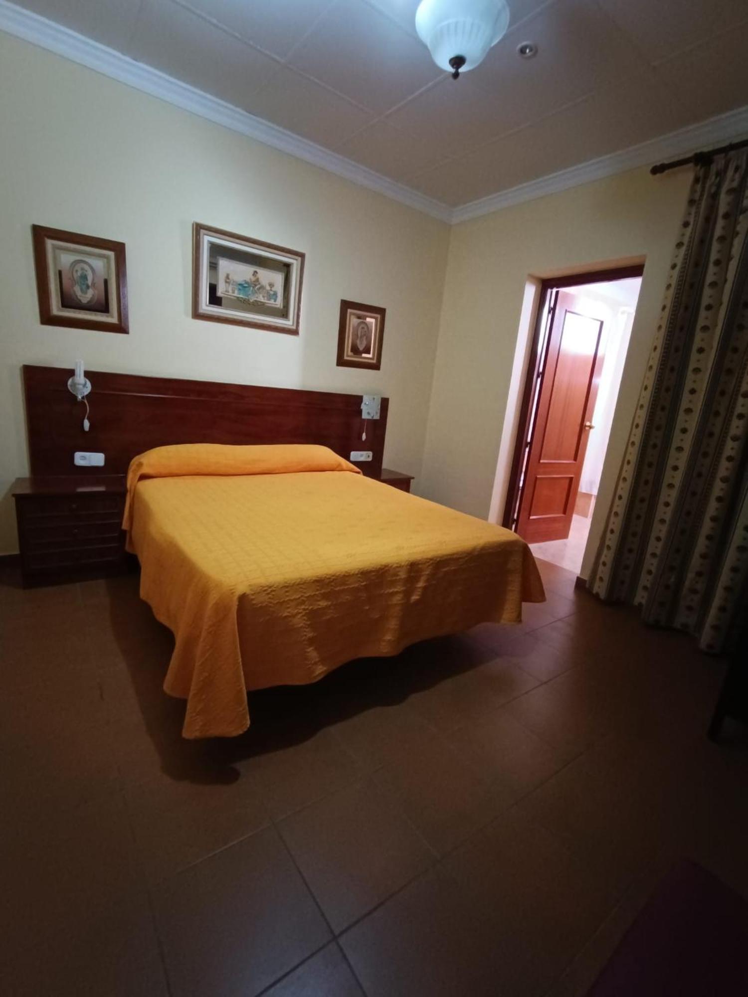 Hostal El Lirio Bollullos Par del Condado Exterior foto